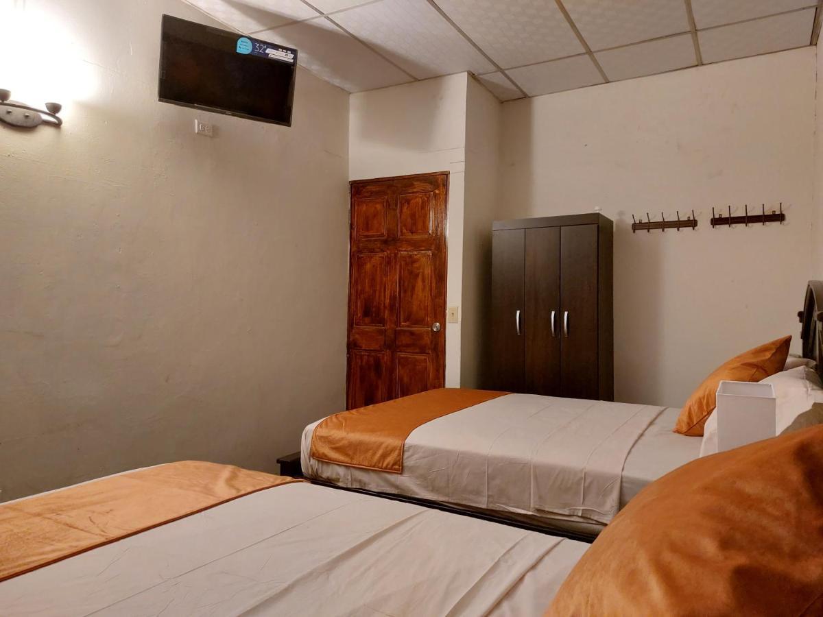 Hospedaje Los Lirios Читре Экстерьер фото